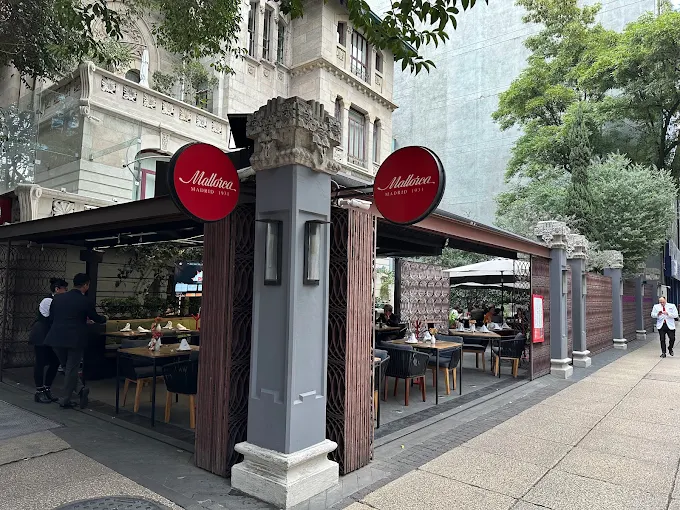 Fachada y terraza del restaurante Mallorca en Paseo de la Reforma